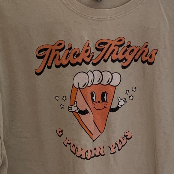 ONLY WORN TWICE! Super cute t-shirt for all of the pumpkin lovers out there! - Picture 1 of 7